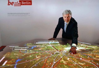 On 26 January the Governing Mayor, Klaus Wowereit, inaugurated the table in the foyer of the Berlin town hall.